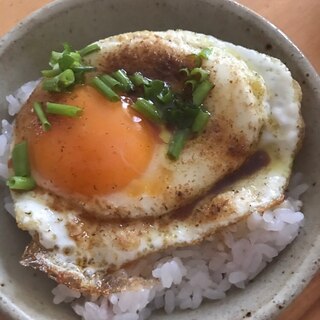 鰹粉たっぷり目玉焼きごはん